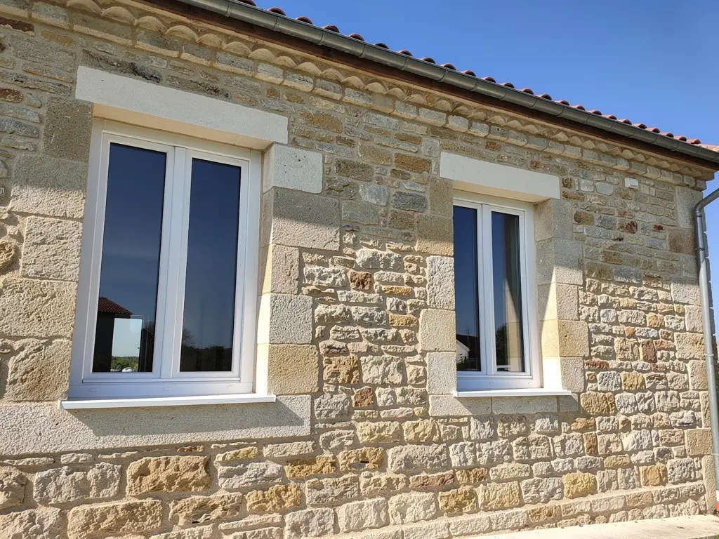 Fenêtres PVC blanches posées sur une maison rénovée